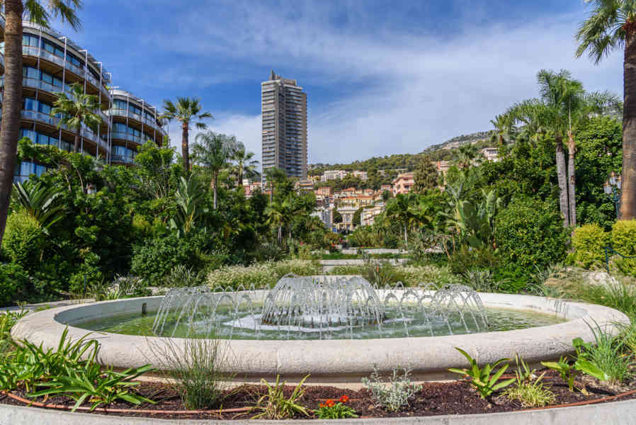 Principado de Mónaco 30 - Montecarlo - jardines del Casino.jpg